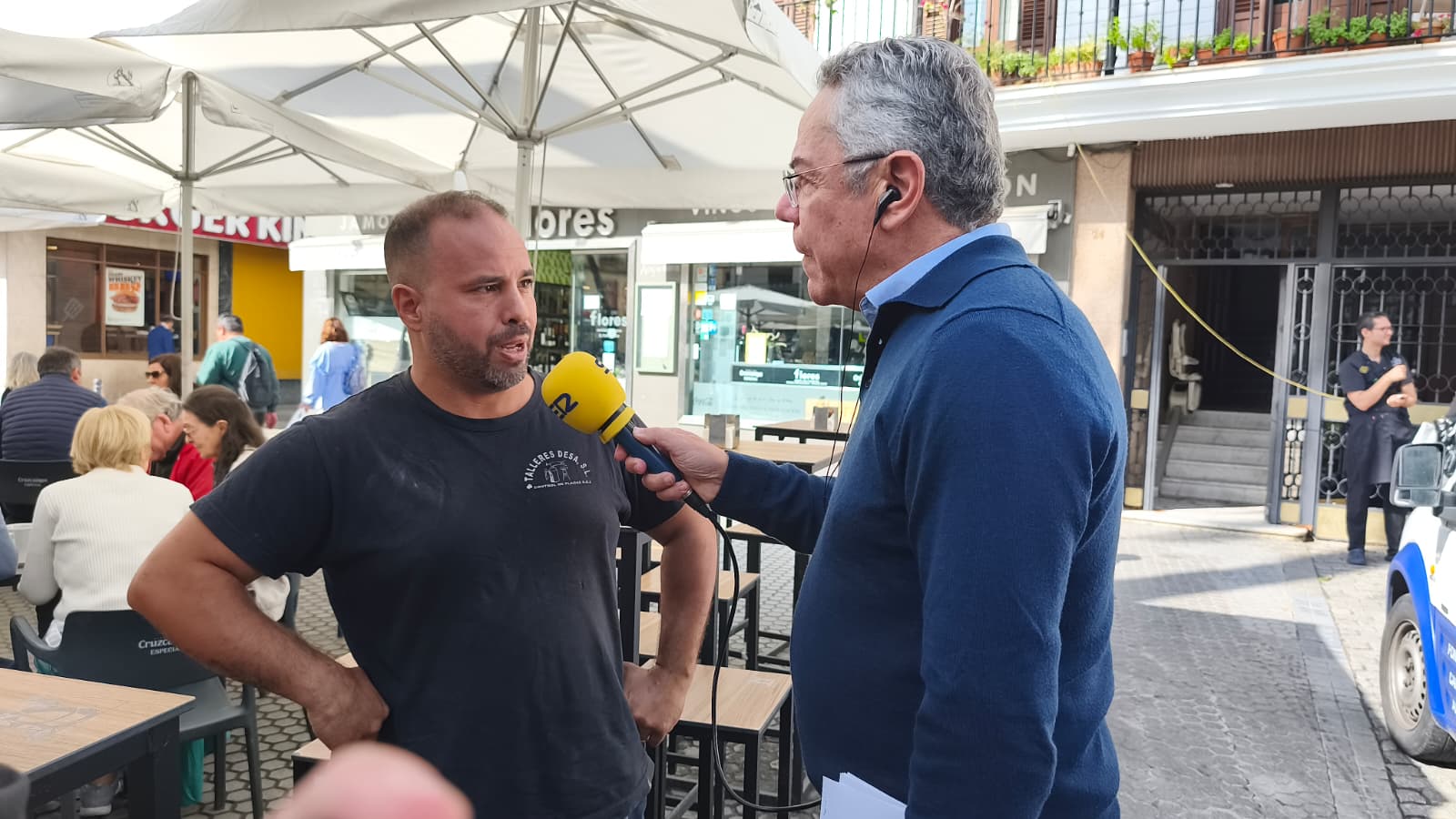 Programa especial Hoy por Hoy Sevilla con las incidencias por las lluvias torrenciales octubre 2025, esta vez con un trabajador que achicaba agua