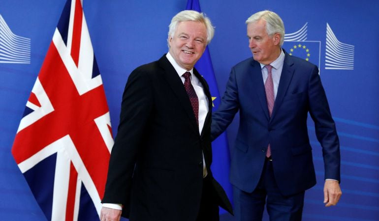 El jefe negociador de la Unión Europea (UE) para el &quot;brexit&quot;, Michel Barnier, y el ministro para la salida del Reino Unido de la UE, David Davis.