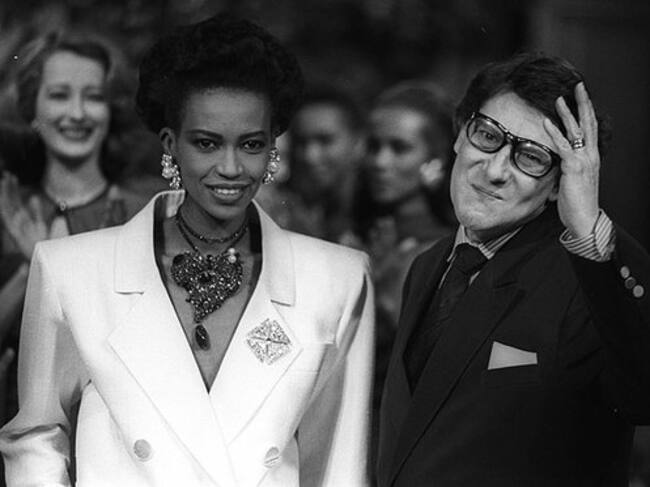 El diseñador francés Yves Saint-Laurent, fundador de la marca de ropa del mismo nombre, ha fallecido la noche del domingo en París a los 71 años de edad, según informó la fundación Pierre Bergé-Yves Saint Laurent.