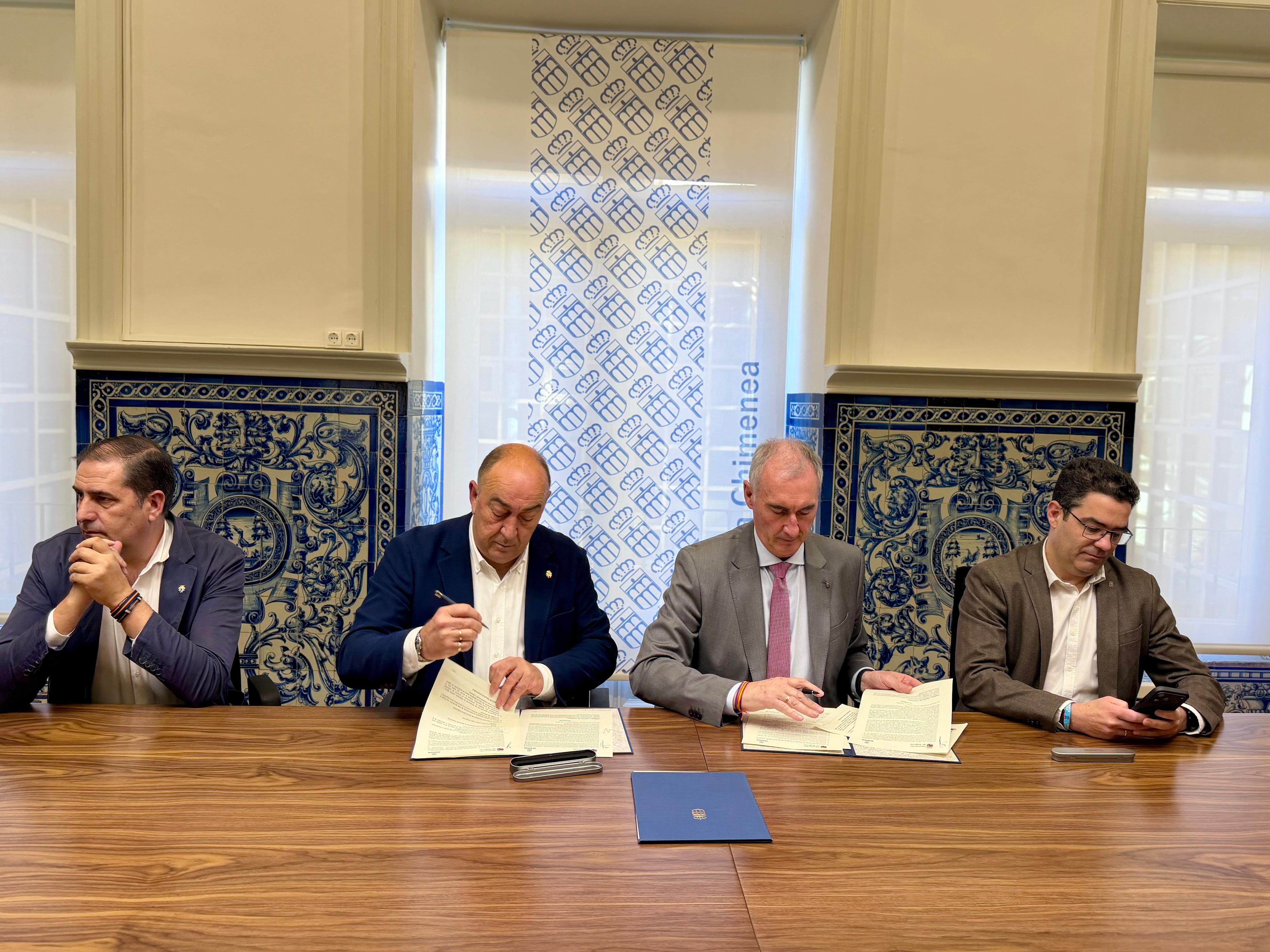 Firma del convenio entre el Ayuntamiento de Segovia y la Diputación Provincial