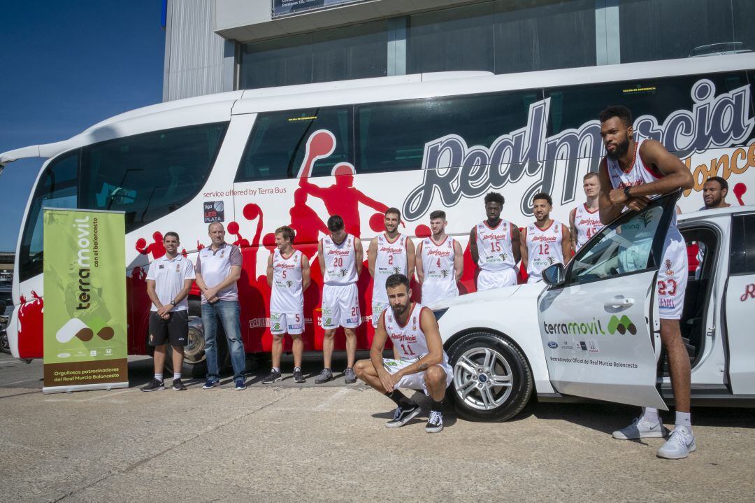 El Real Murcia Baloncesto y Terramovil presentan su nuevo autobús