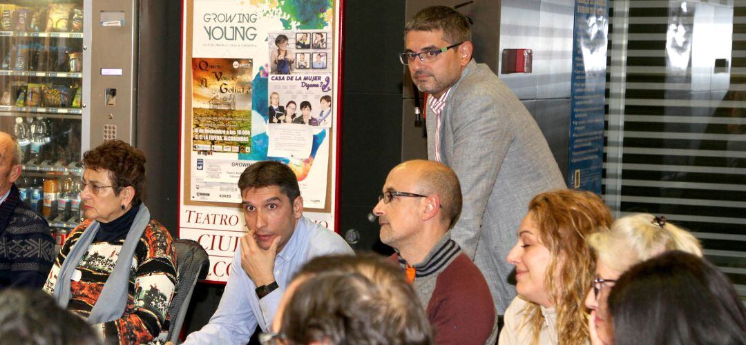 El alcalde socialista de Alcobendas, Rafael Sánchez Acera en una de los foros de distrito