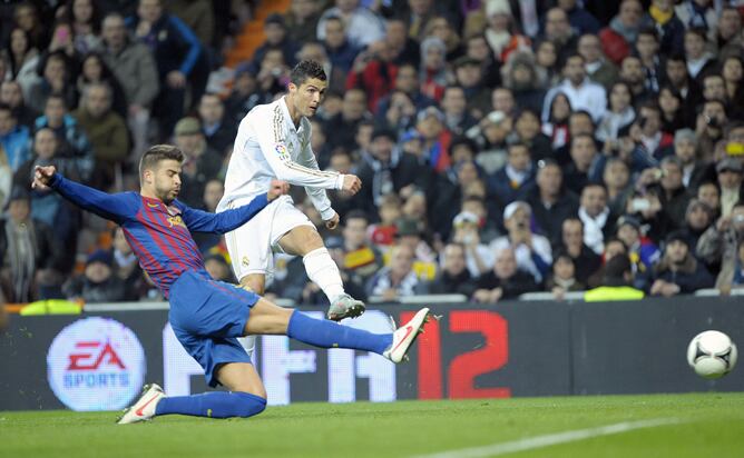 Ronaldo evita a Piqué y hace el primero para el Real Madrid