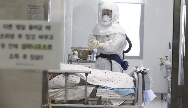 Un trabajador del servicio médico utiliza un traje protector mientras trata a un paciente con Síndrome Respiratorio de Oriente Medio (MERS) en un ala de aislamiento del centro médico Seoul Medical.