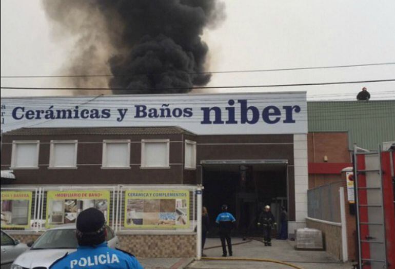 Incendio en una nave en el polígono de San Cristóbal