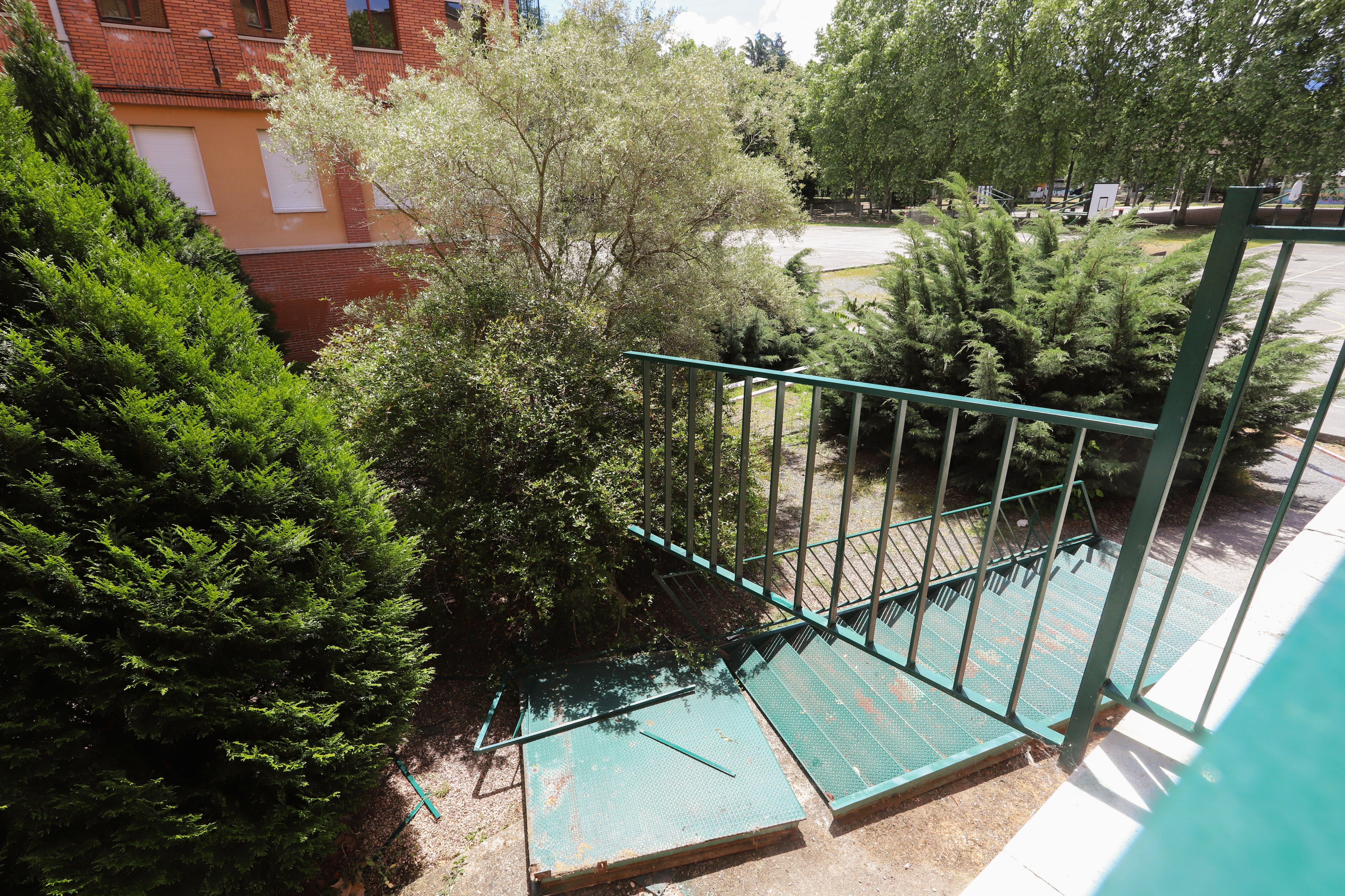 PONFERRADA (LEÓN), 20/05/2024.- Quince estudiantes han resultado heridos, al parecer leves, al hundirse una escalera metálica en el Instituto de Enseñanza Secundaria (IES) Álvaro de Mendaña de Ponferrada (León), este lunes. La escalera que se ha hundido es utilizada para salir al patio por los alumnos de primero y de segundo de la ESO del citado centro y el siniestro se ha registrado cuando regresaban a las aulas tras el primer recreo. EFE/Ana F. Barredo
