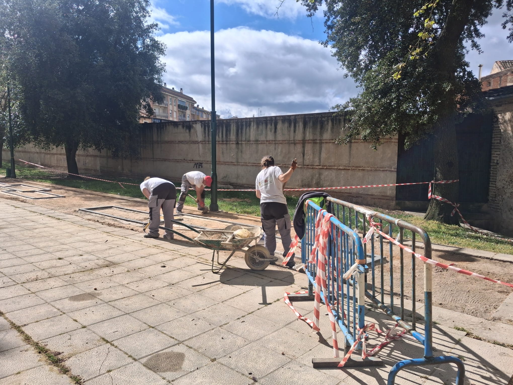 Varios alumnos realizan trabajos de limpieza y adecuación junto al Convento de la Concepción de Cuéllar