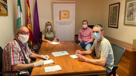 La concejala de Promoción Económica, Comercio y Mercados, María Cantos, junto a miembros de Avapa durante la reunión.