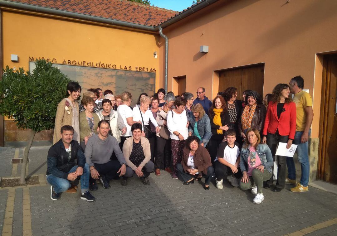 Políticos, técnicas y mujeres asistentes a la presentación del proyecto en Berbinzana