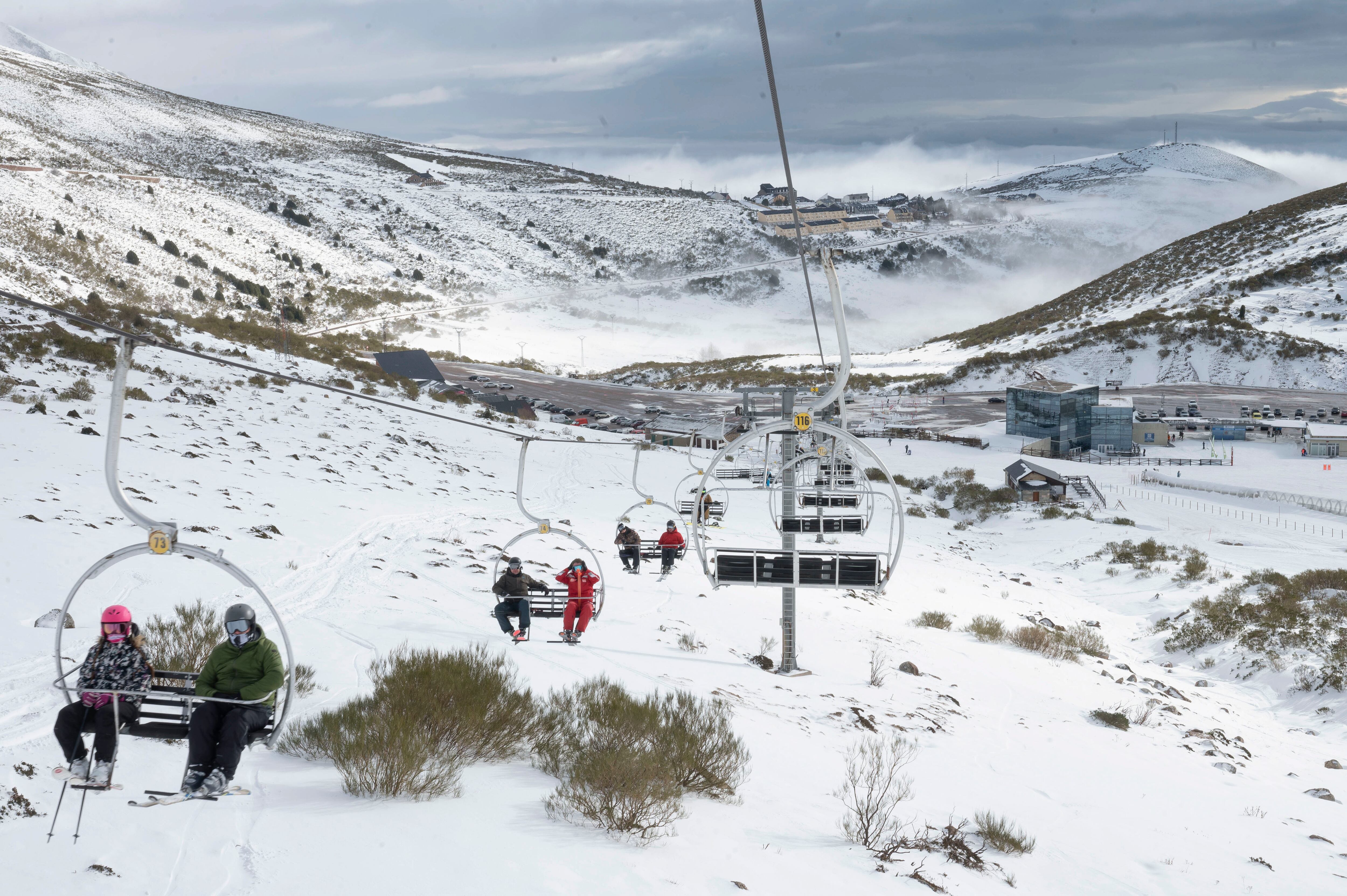 Alto Campoo (Cantabria), 10/01/2024.- Vista de la estación de esquí de Alto Campoo, que abre este miércoles su temporada para la práctica de este deporte con 12 de sus 23 pistas abiertas.EFE/Pedro Puente Hoyos
