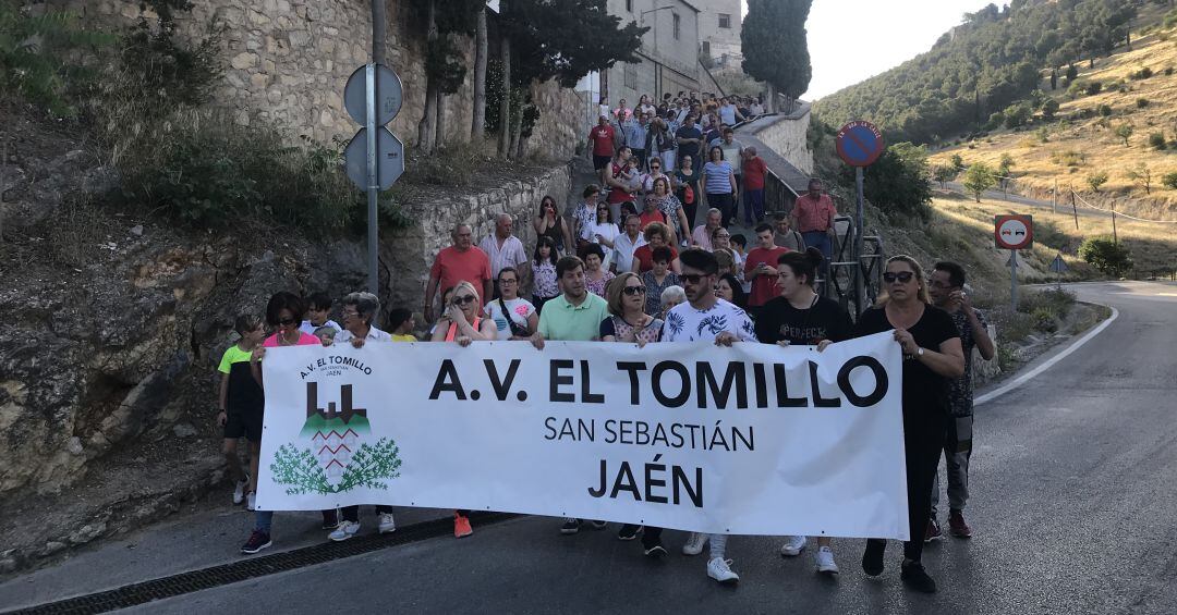 La manifestación de vecinos del Tomillo llega a la Carretera de Circunvalación.
