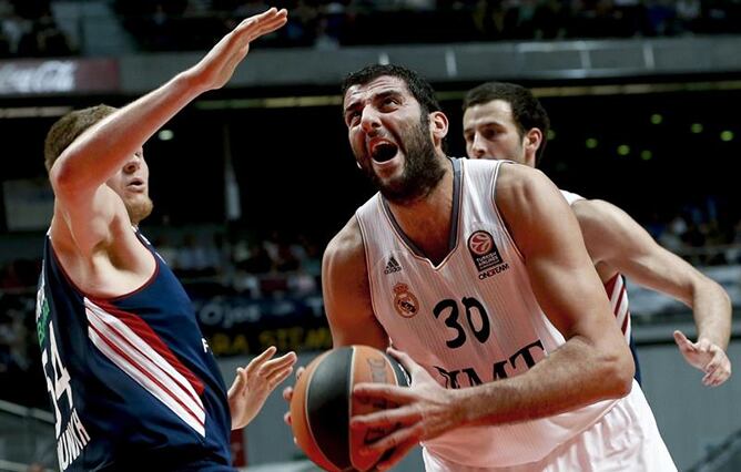 Ioannis Bourousis entra a canasta ante el pívot del FC Bayern Munich John Bryant.