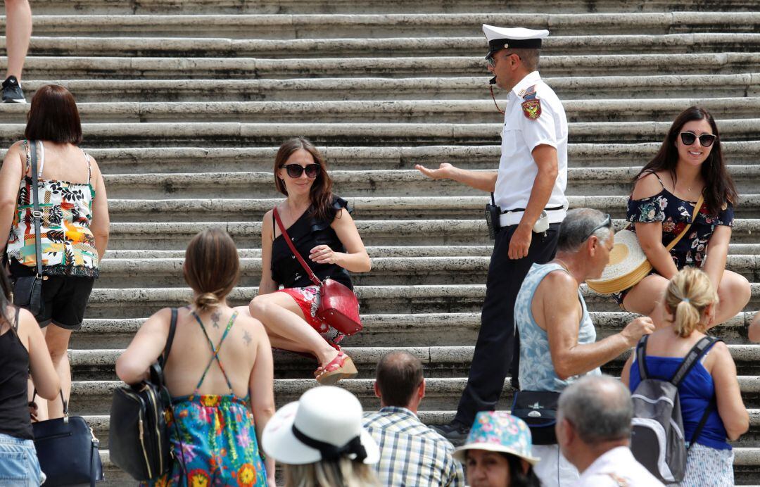 La policía de Roma multará con 150 a los turistas que se sienten en sus monumentos