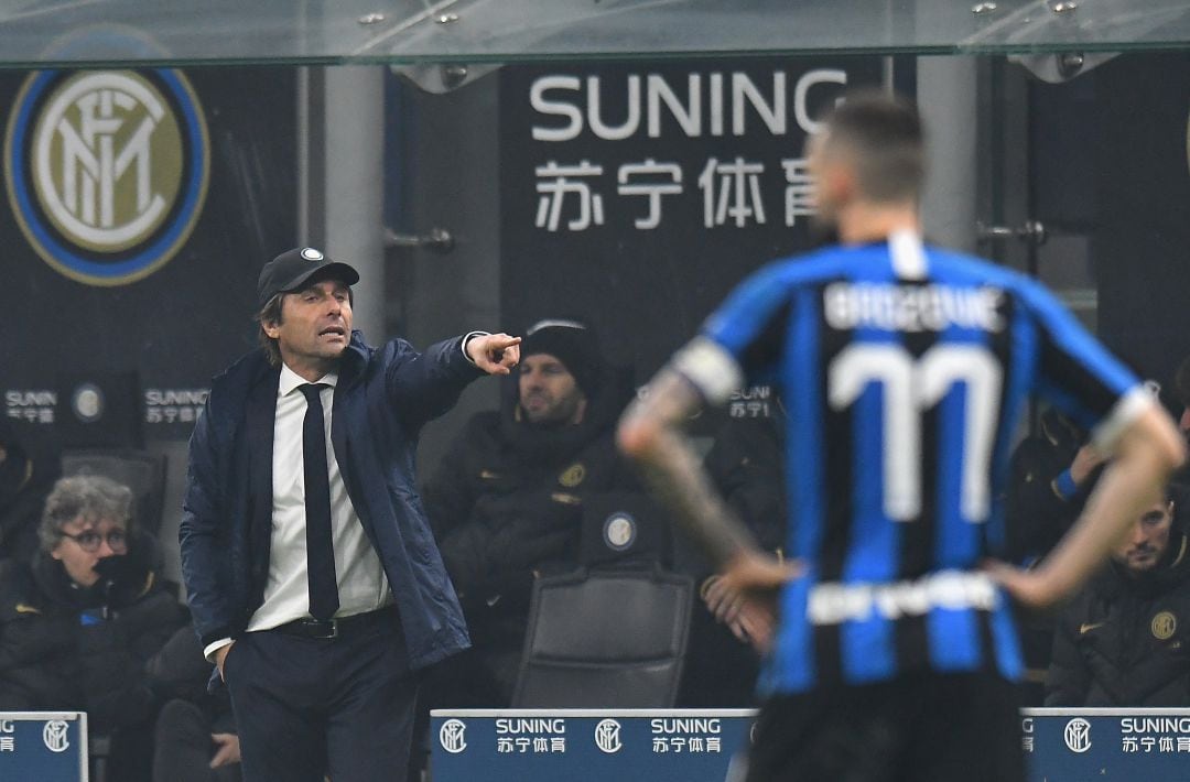 Antonio Conte, dirigiendo a sus jugadores en un partido de la Serie A.