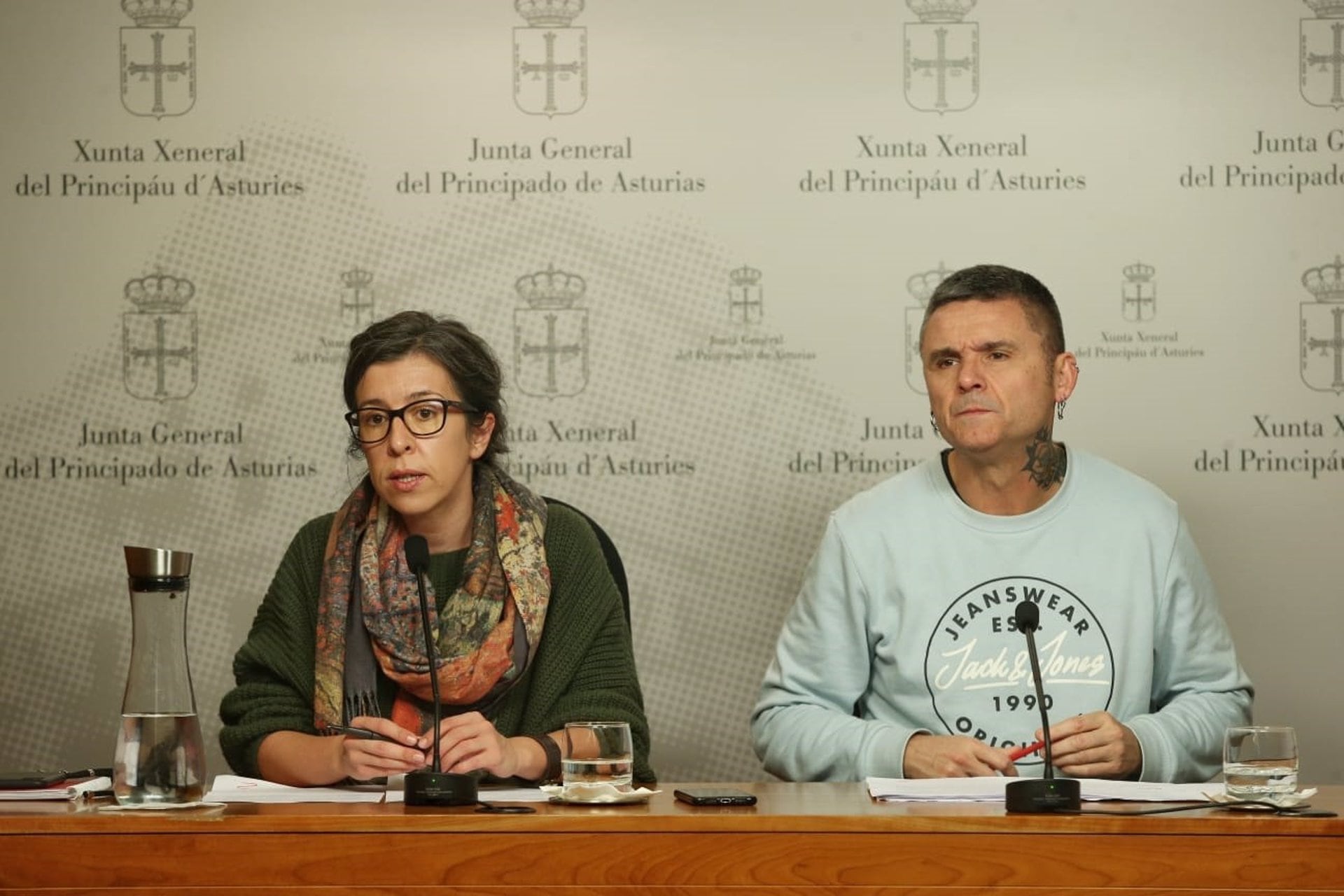 Alba González con el diputado Rafael Palacios, en una foto de archivo, de una rueda de prensa en la Junta General
