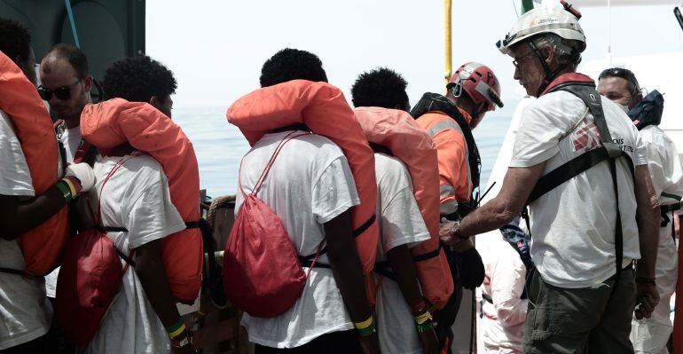 Varios refugiados del barco Aquarius.