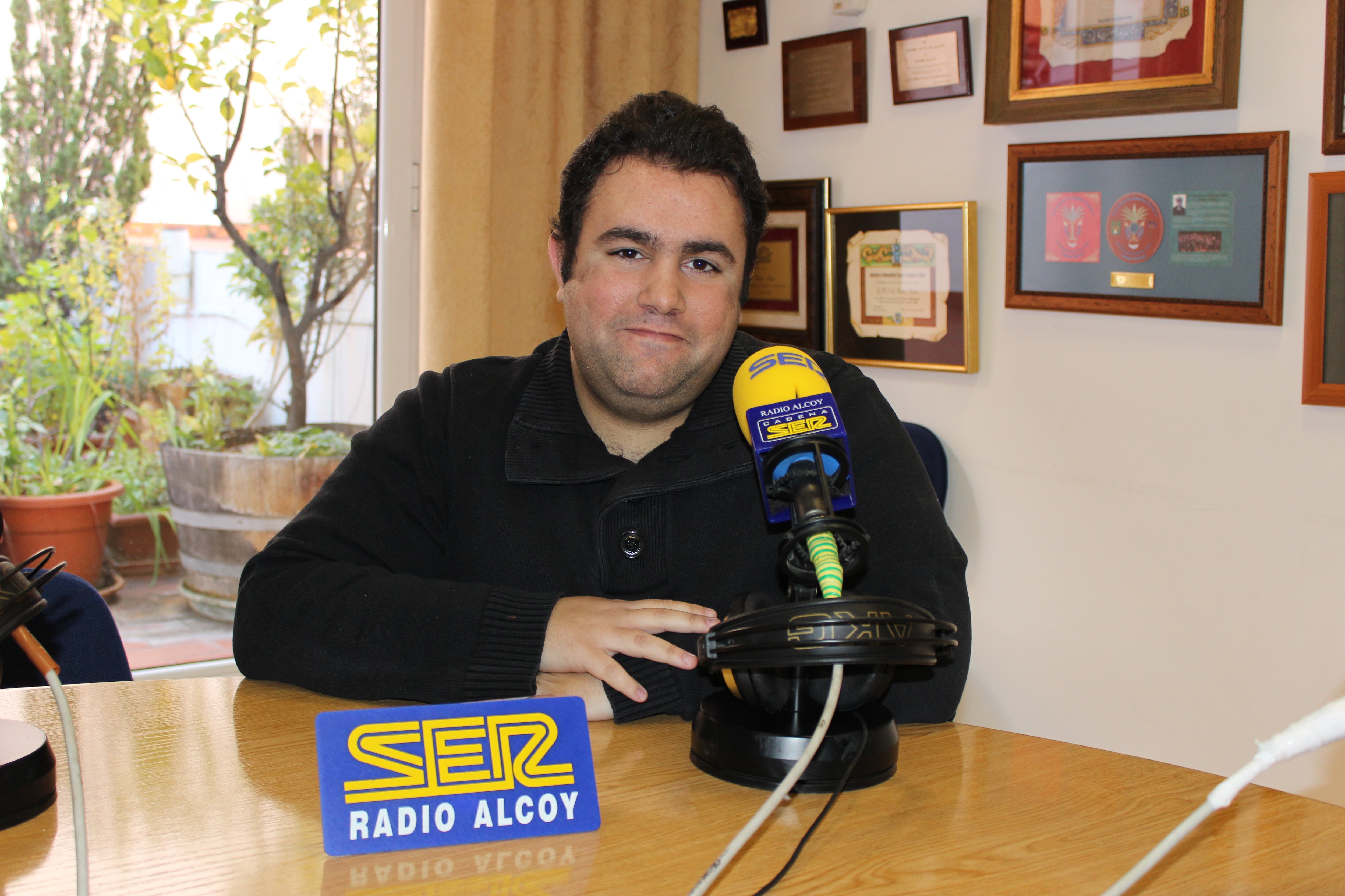Aitor Pla, en el estudio de Radio Alcoy en una imagen de archivo.
