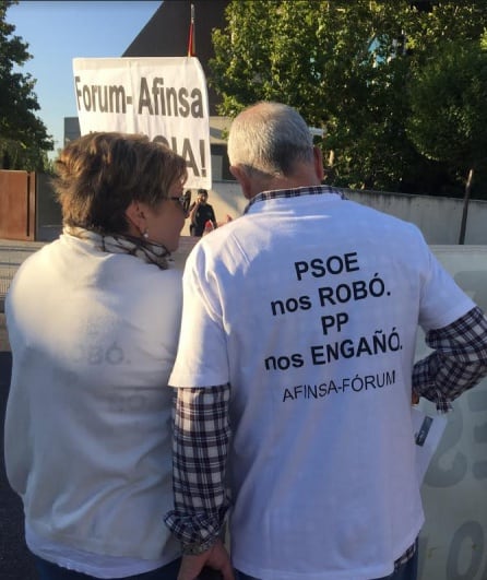 Dos personas con camisetas de denunca, a las puertas del juzgado