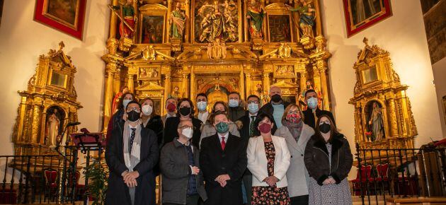 Foto de familia durante la presentación de la nueva imagen del retablo de la Iglesia de Nuestra Señora de los Olmos