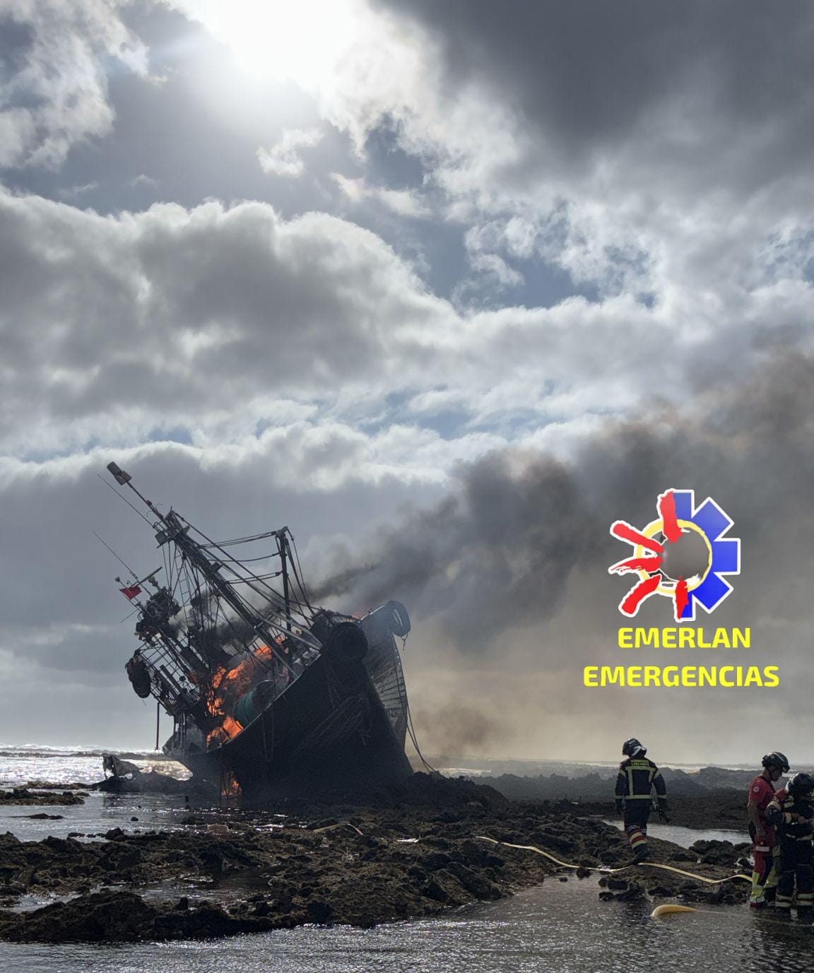 Atunero encallado en Lanzarote, ardiendo en la costa de Órzola.