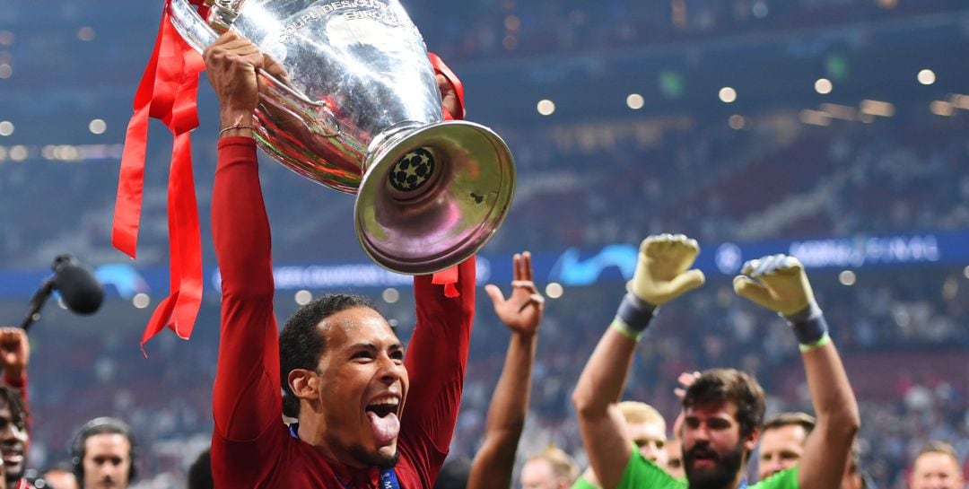 Van Dijk levanta la Copa de Europa ante su afición