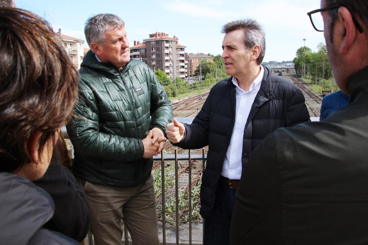 Iñigo Barandiaran y Xabier Iridoy sobre las vías del puente de Colón | Fuente: Irungo EAJ-PNV