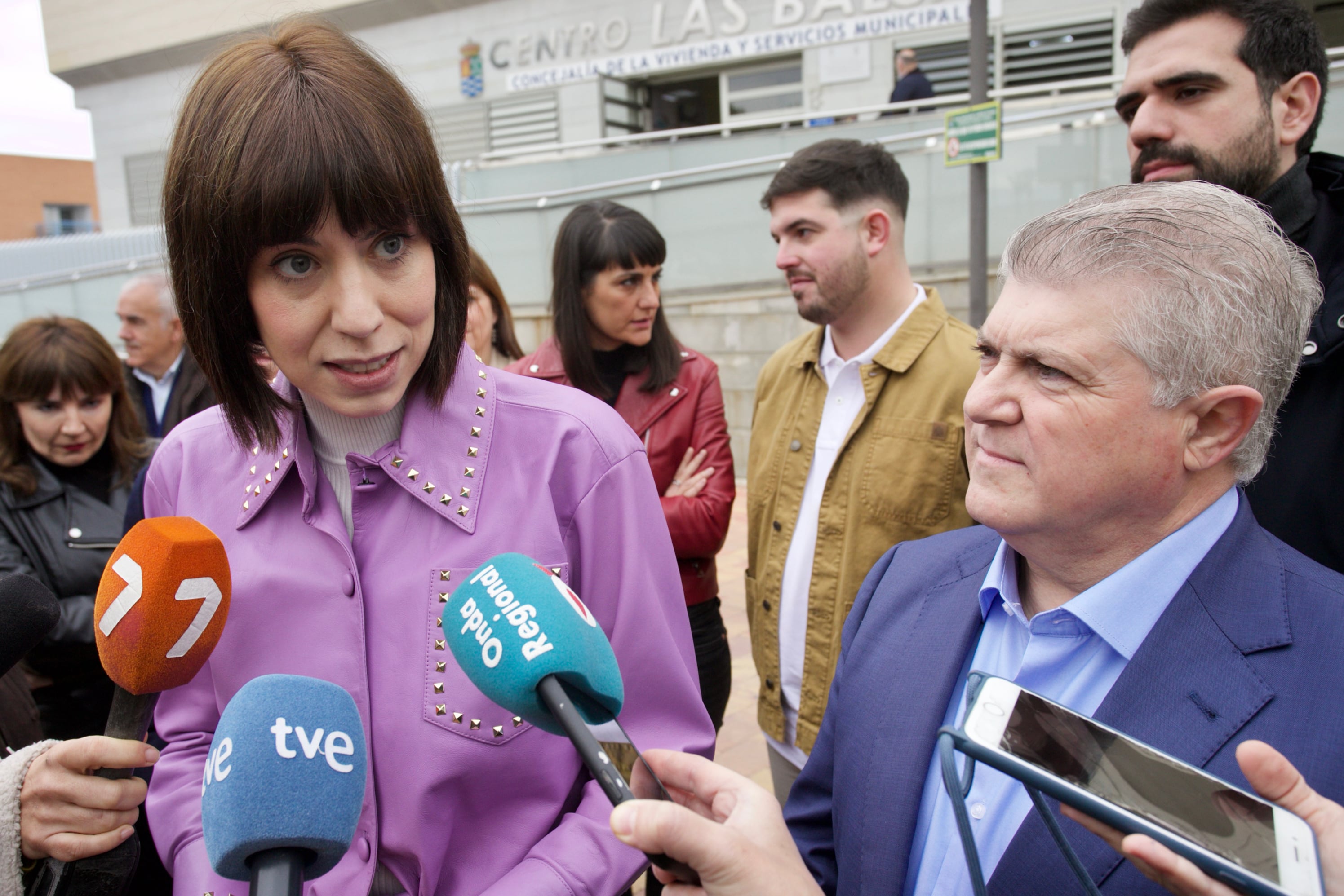 MOLINA DE SEGURA (MURCIA), 12/02/2023.-La ministra de Ciencia e Innovación, Diana Morant, atiende a la prensa en presencia del secretario general del PSOE en Murcia, José Vélez, durante la clausura de la Convención Municipalista de las Juventudes Socialistas de España en Molina de Segura (Murcia), este domingo.EFE/ Juan Carlos Caval
