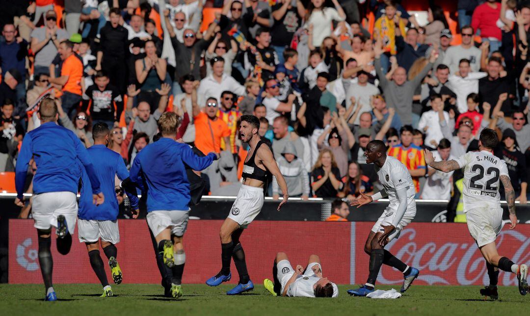 GRAF1992. VALENCIA,  El defensa italiano del Valencia Cristiano Piccini (c), festeja su gol durante el partido de LaLiga Santander contra el Huesca, encuentro correspondiente a la 17ª jornada que se disputa en el estadio de Mestalla. EFE, Kai Försterling