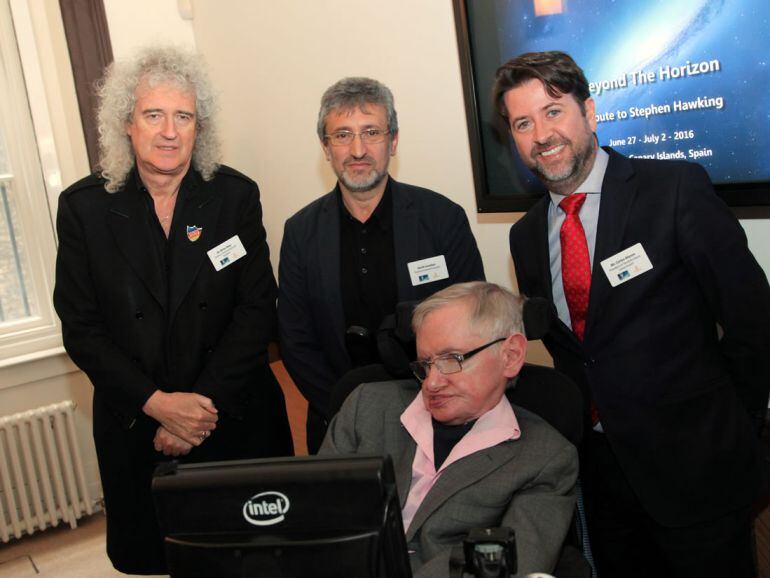 El presidente del Cabildo de Tenerife, Carlos Alonso, junto a Garik Israelian, Brian May y Stephen Hawking en 2016. 