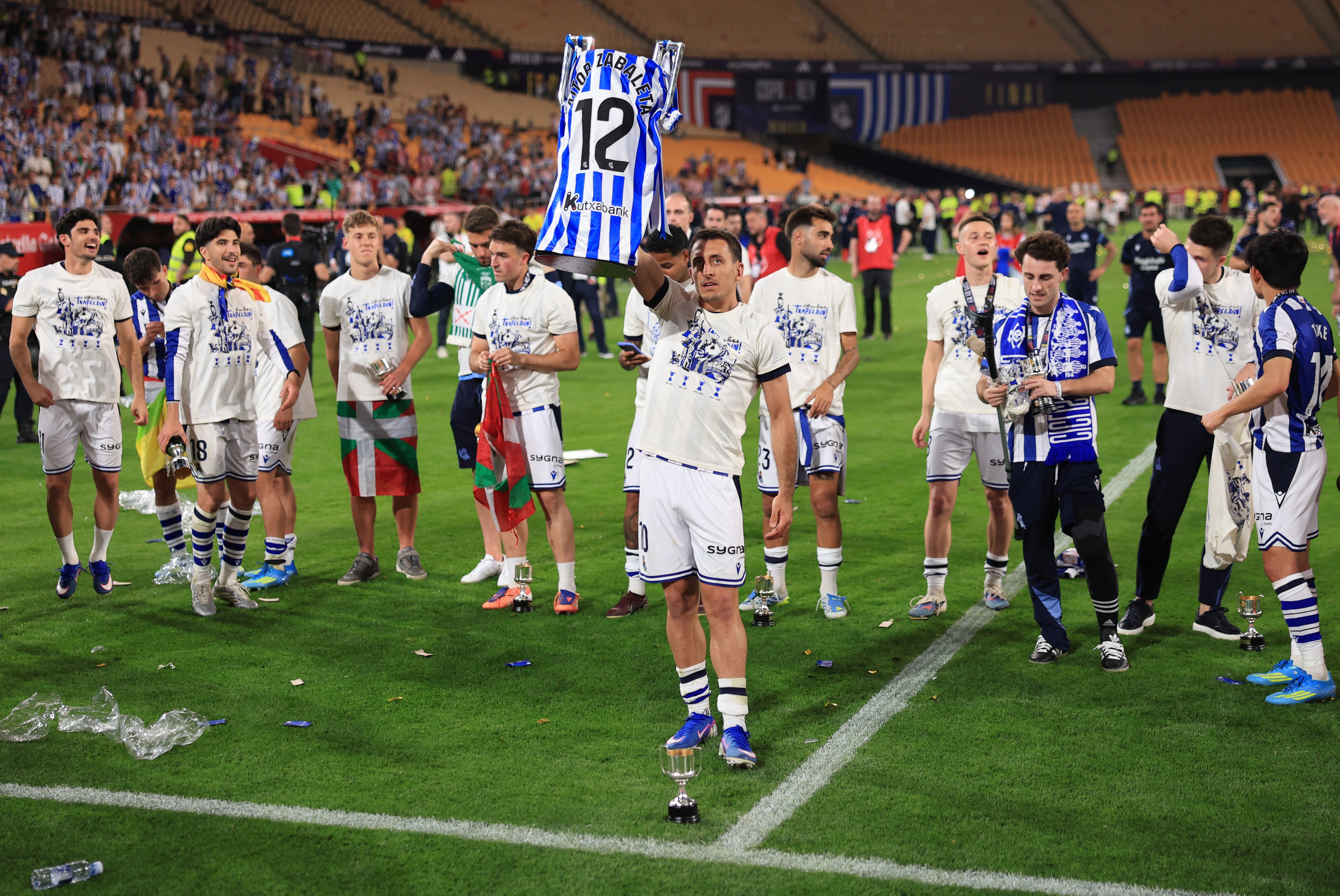 Mikel Oyarzabal, con la camiseta de Aitor Zabaleta. (Fran Santiago/Getty Images)