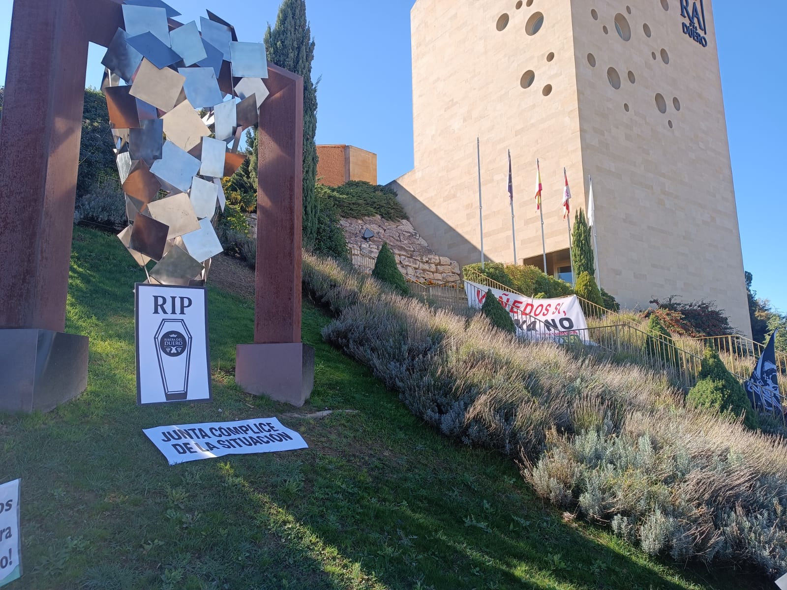 Pancartas de la protesta de la UCCL a las puertas del Consejo Regulador