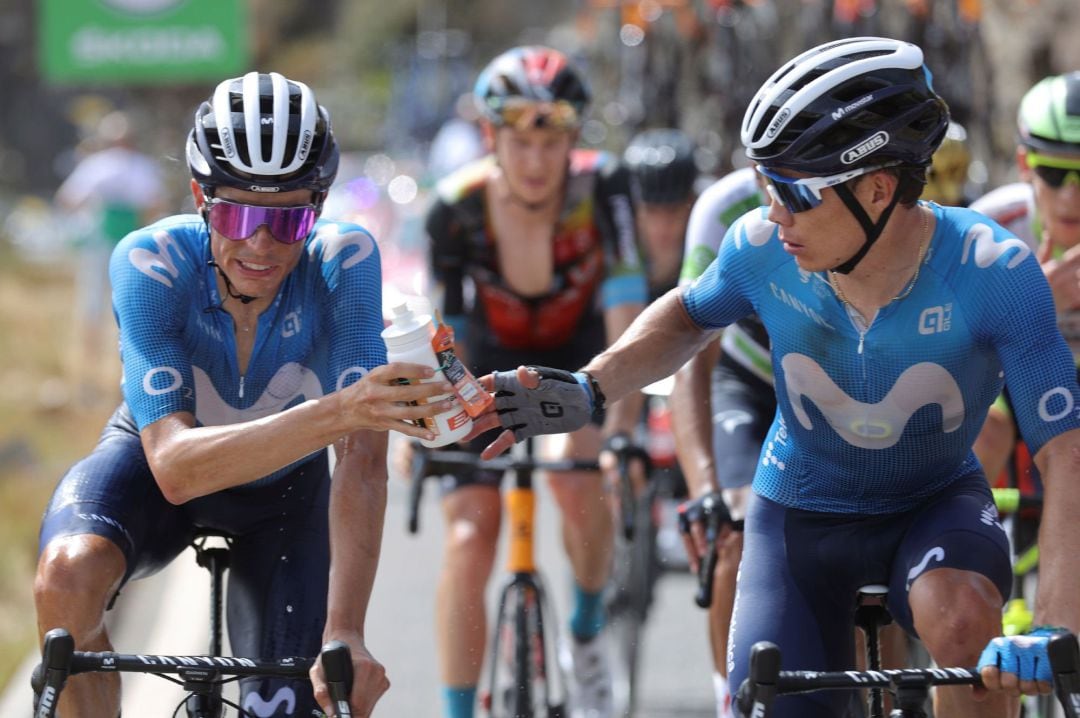  El español del MoviStar Enric Más pasa un bidón a su compañero de equipo, el colombiano Miguel Ángel López durante la novena etapa de la Vuelta Ciclista a España