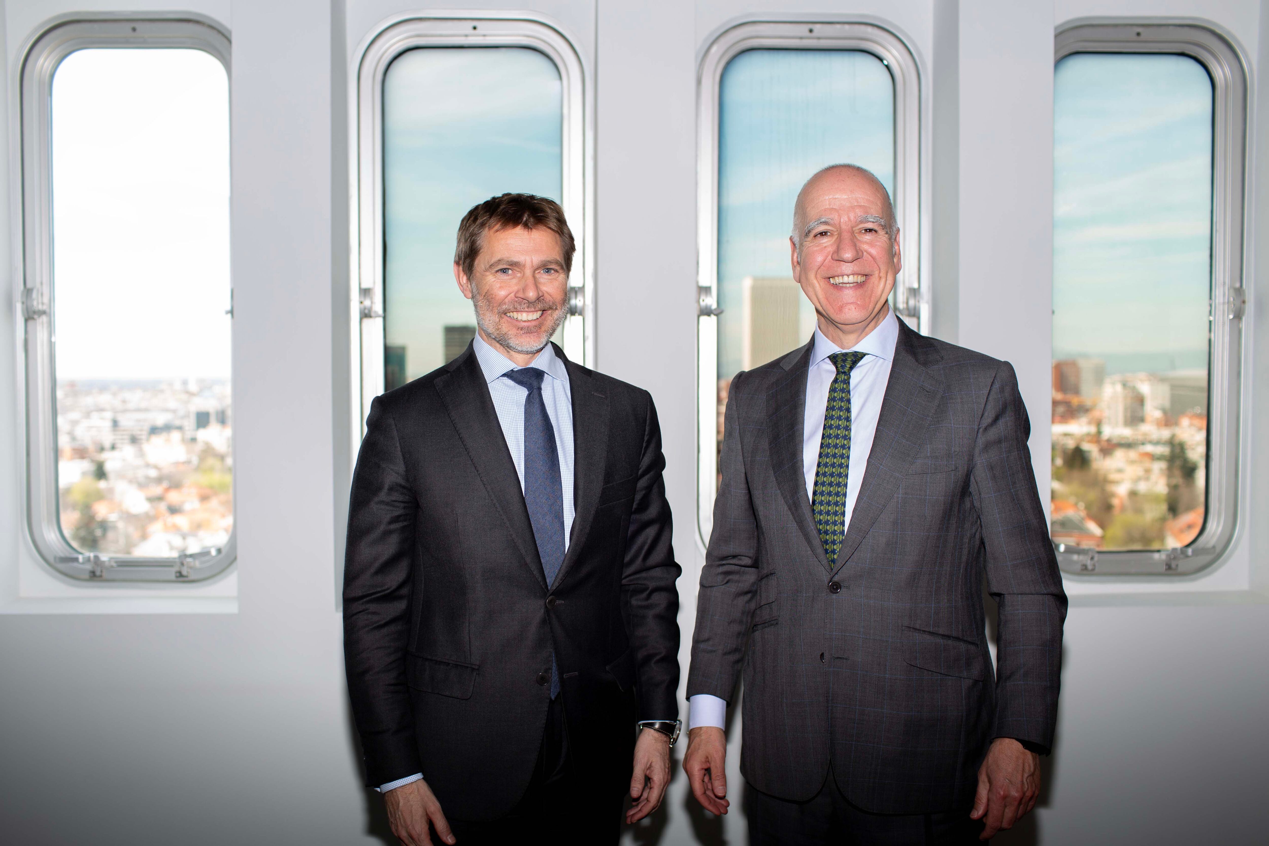 Els directors generals de MoraBanc i Tressis, Lluís Alsina i José Miguel Maté, després de signar l&#039;acord de compra.