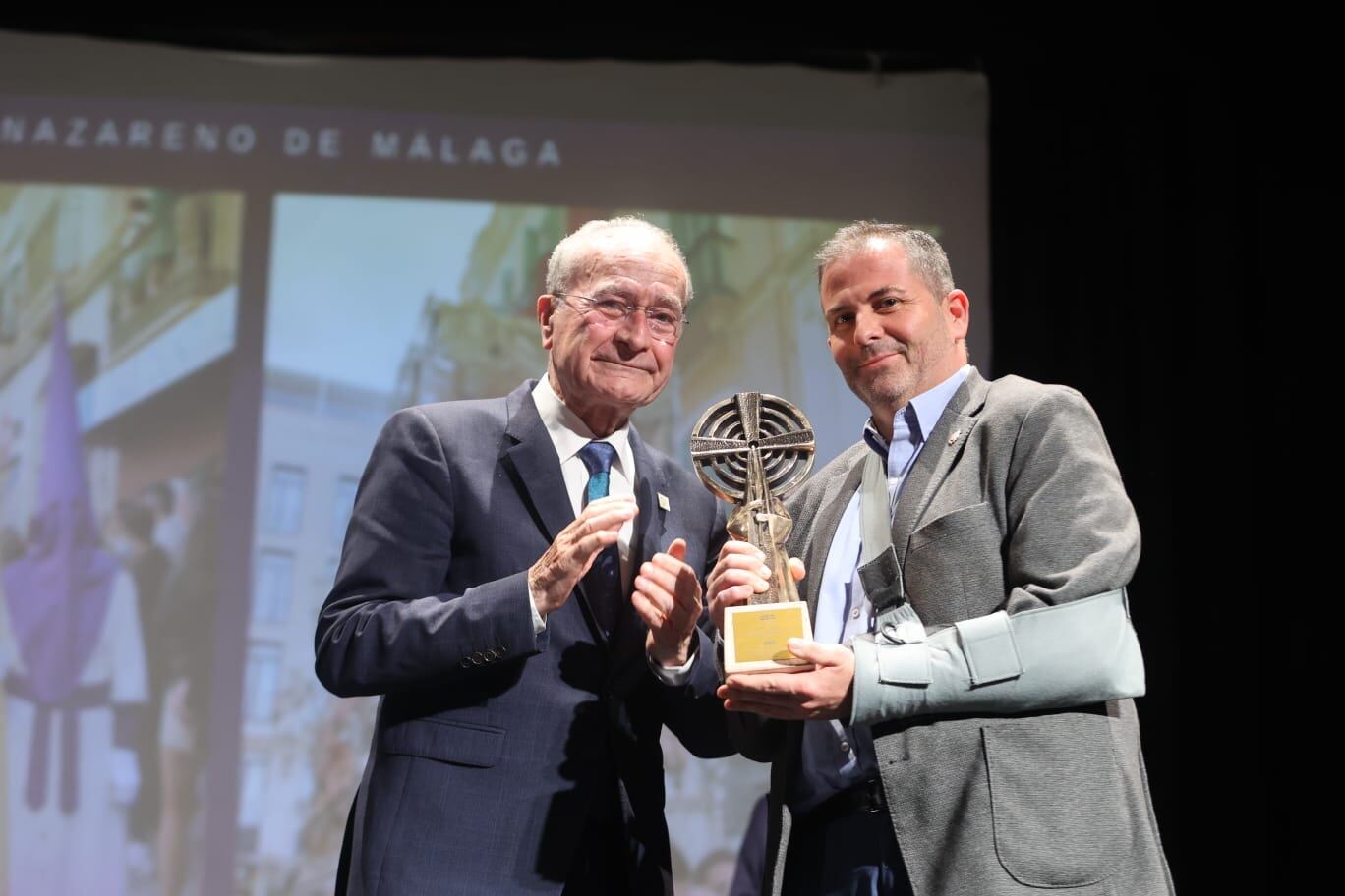 De la Torre ha entregado el Nazareno del Año al hermano mayor de la cofradía de La Pollinica de Málaga