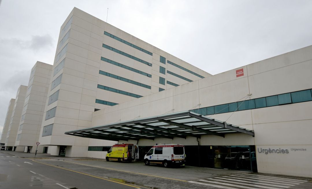 Fachada del hospital La Fe de València, donde esta semana han crecido las hospitalizaciones por pacientes covid, junto al resto de hospitales valencianos. 