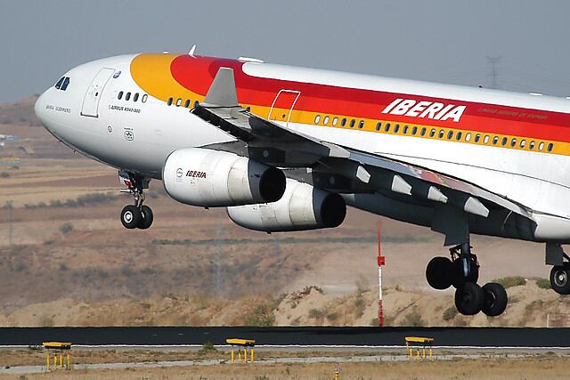 Avión de Iberia despegando del aeropuerto