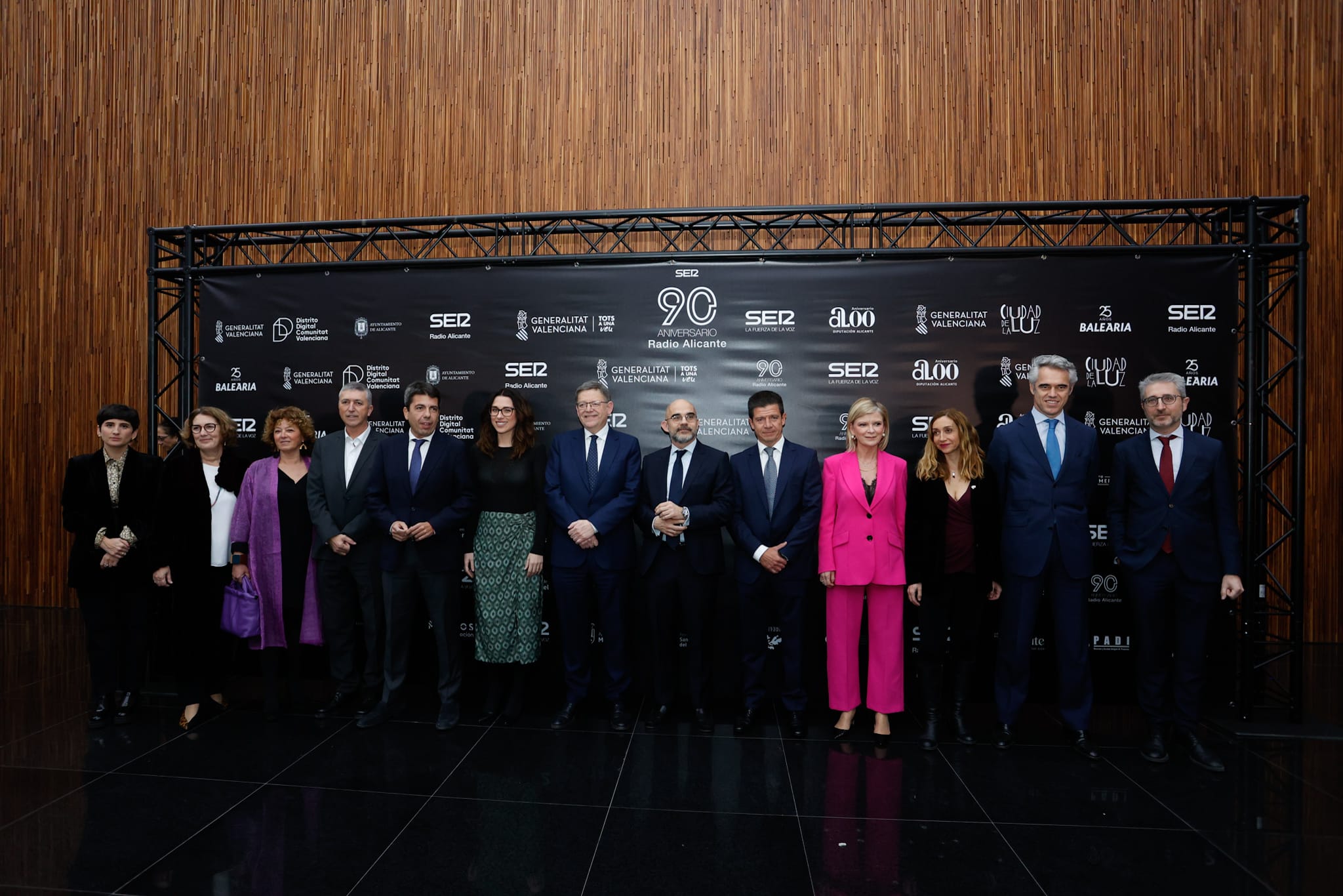 El president de la Generalitat, Ximo Puig, junto al jefe ejecutivo de Prisa Media, Carlos Núñez, el director de Radio Alicante, Eduardo Rosales, y miembros del Consell. Foto: Pepe Olivares