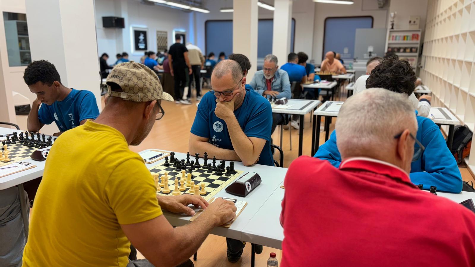 Partida de ajedrez en el Centro Insular de Arrecife.