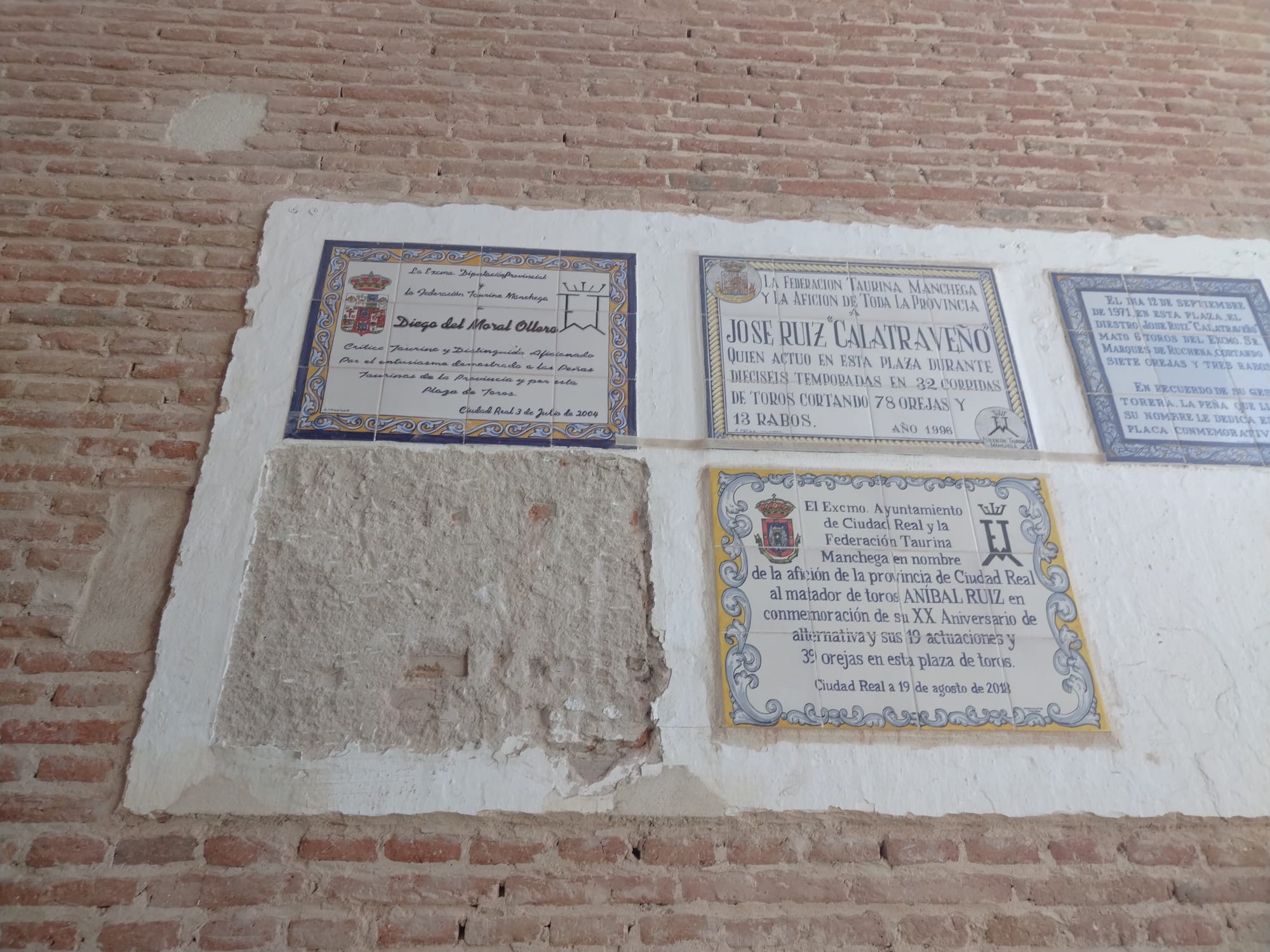 El ayuntamiento de Ciudad Real quita el azulejo de la plaza de toros instalado bajo la alcaldía de Eva María Masías por el inicio de las obras