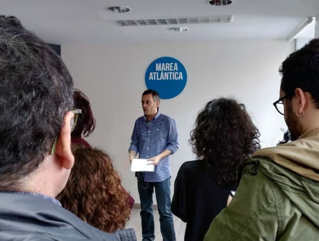 Xulio Ferreiro en la sede de la Marea Atlántica