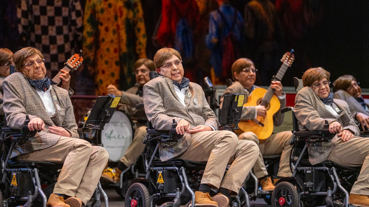 Crónica de la cuarta sesión de Preliminares del COAC 2026: Stephen Hawking se lleva el gato al agua junto al buen hacer de El Manicomio del Jona y el regreso de la chirigota del barrio Santa María