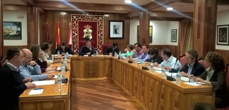 El pleno contó con la ausencia de concejala y también diputada nacional María Jesús Bonilla (PP)