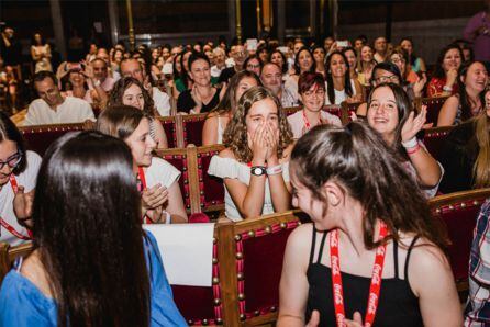 Estudiantes en el Concurso de Relatos Coros de Coca Cola