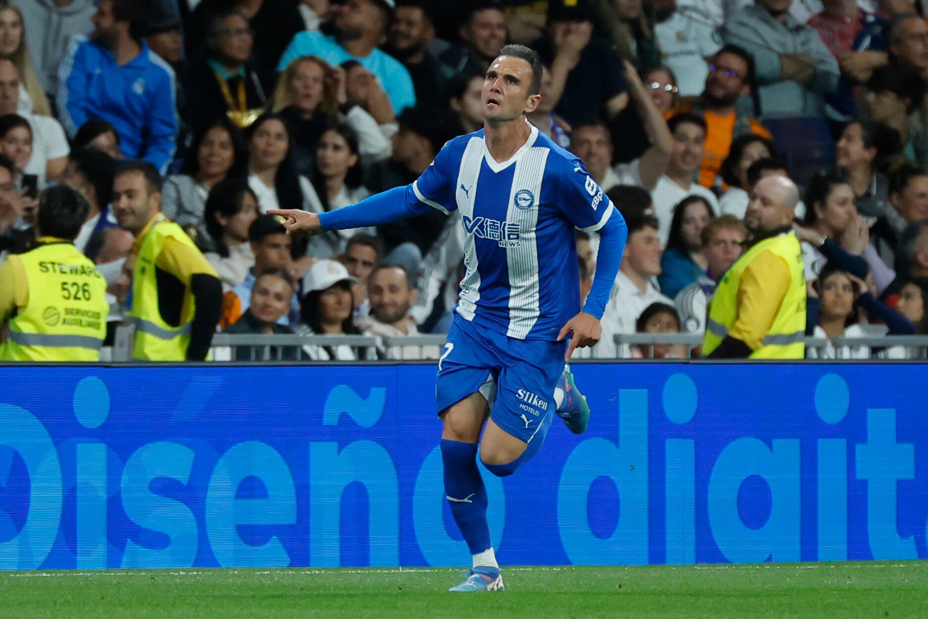 MADRID, 24/09/2024.- El delantero del Alavés Kike García celebra su gol durante el encuentro correspondiente a la séptima jornada de LaLiga que Real Madrid y Deportivo Alavés disputan hoy martes en el estadio Santiago Bernabéu, en Madrid. EFE / Juanjo Martín.
