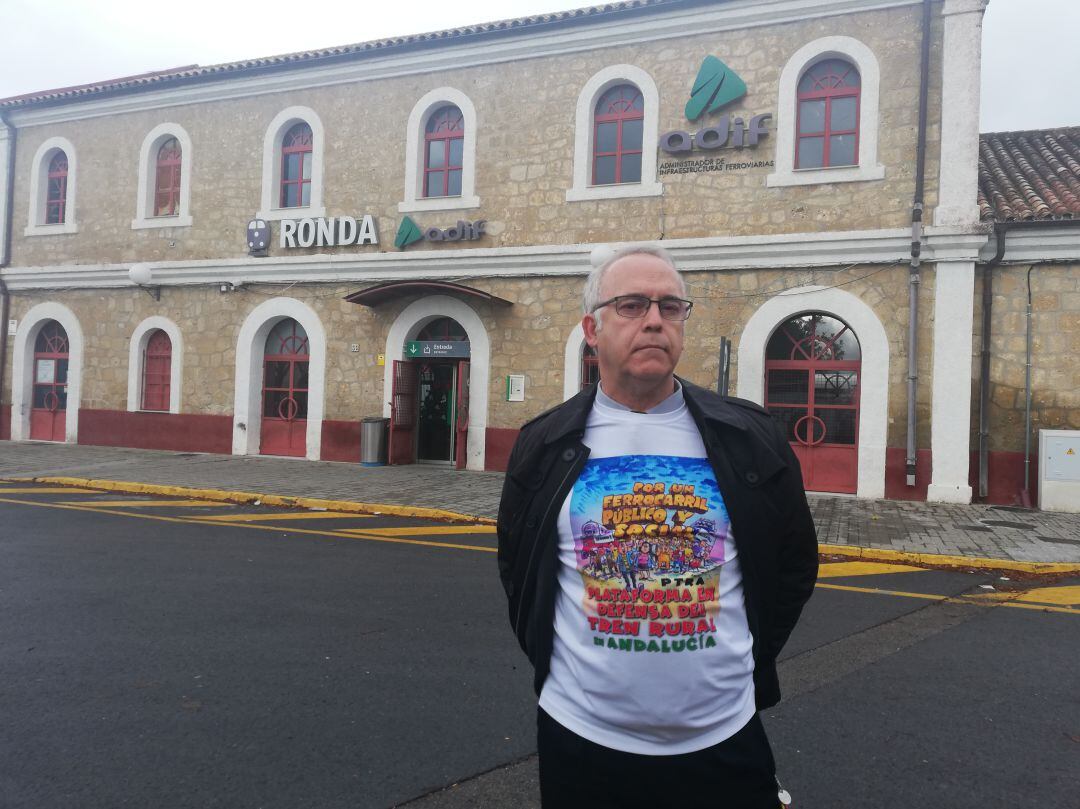 Pepe Soler, portavoz de la plataforma andaluza, en la estación de tren de Ronda