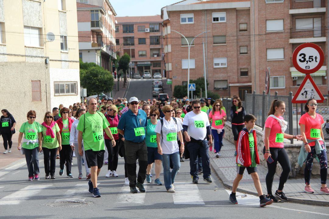 Participantes de la I Marcha solidaria contra el cáncer celebrada en Cuéllar el fin de semana