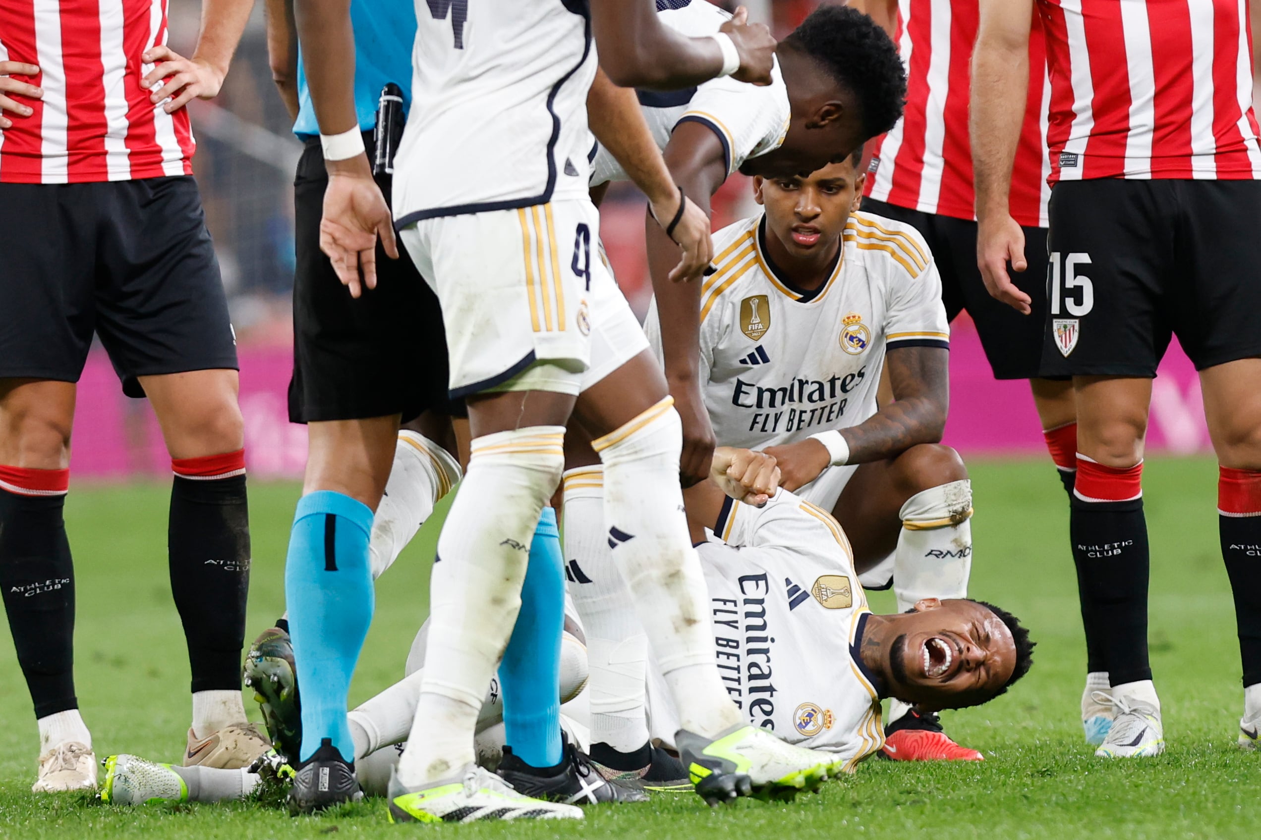 BILBAO, 12/08/2023.- El defensa del Real Madrid Ëder Militao se lamenta en el suelo, durante el partido de Liga en Primera División ante el Athletic que disputan este sábado en el estadio de San Mamés, en Bilbao. EFE/Miguel Toña
