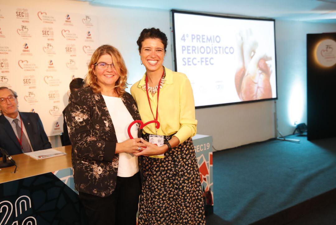 Laura Marcos, periodista de la Cadena SER, recibe el IV Premio Periodístico por su crónica sobre la obesidad en España en 2030.