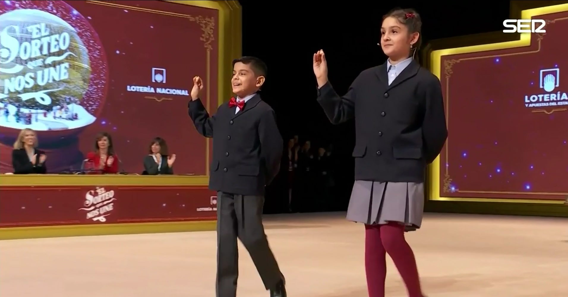 Momento en el que los niños de San Ildefonso cantan el 90.693, tercer premio de la Lotería de Navidad