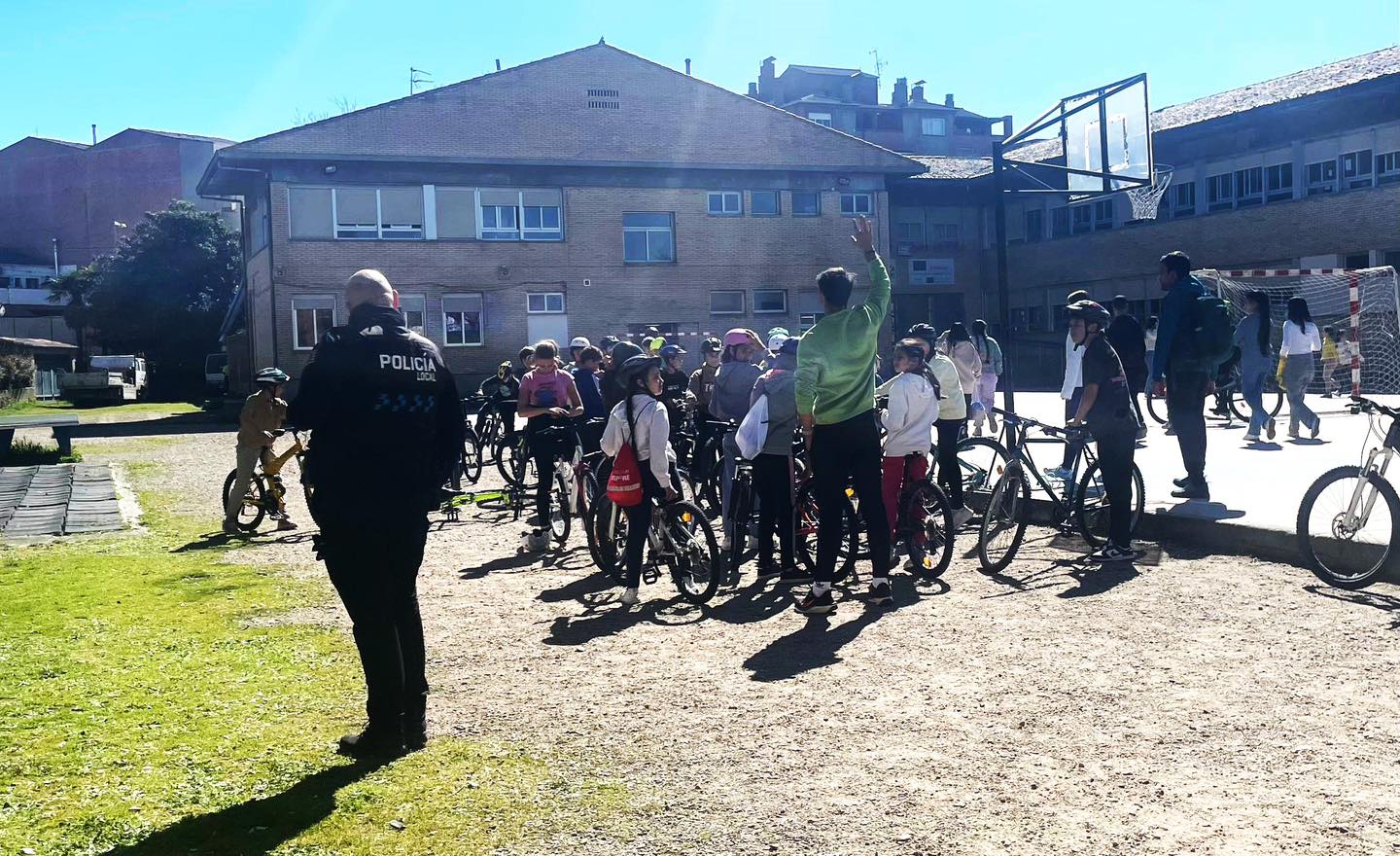El Ayuntamiento de Monzón y la Asociación Entre Ruedas renuevan el programa del Aula en Bici
